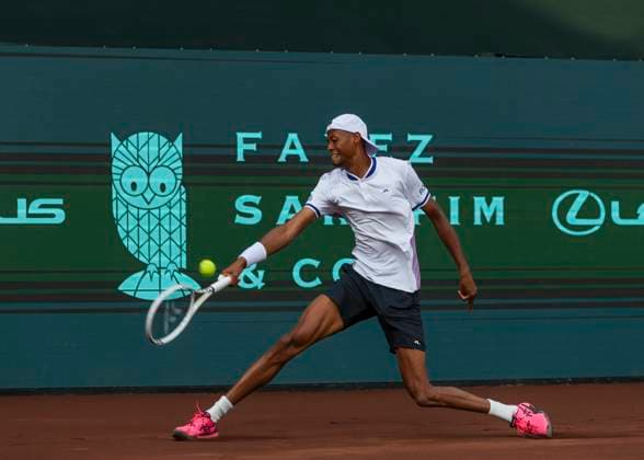 HOUSTON, TX - APRIL 01: Christopher Eubanks (USA) in action during the US Clay Court Championship at River Oaks Country Club on April 1, 2024 in Houston, Texas. (Photo by Leslie Plaza Johnson Icon Sportswire) TENNIS: APR 01 US Clay Court Championships EDITORIAL USE ONLY Icon240401073