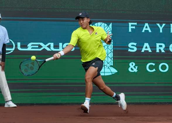 HOUSTON, TX - APRIL 01: Rinky Hijikata (AUS) in action during the US Clay Court Championship at River Oaks Country Club on April 1, 2024 in Houston, Texas. (Photo by Leslie Plaza Johnson Icon Sportswire) TENNIS: APR 01 US Clay Court Championships EDITORIAL USE ONLY Icon240401076