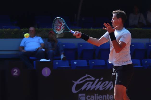 Mexico City Open 2024 Vasek Pospisil is playing in a singles match against Alessandro Giannessi of Italy as part of the Mexico City Open 2024 at the Chapultepec Sports Centre in Mexico City, Mexico, on April 1, 2024. MEXICO Ciudad de Mxico Mexico  Copyright: xSolracxSantiagox originalFilename:santiago-mxicocit240401_npnIJ.jpg