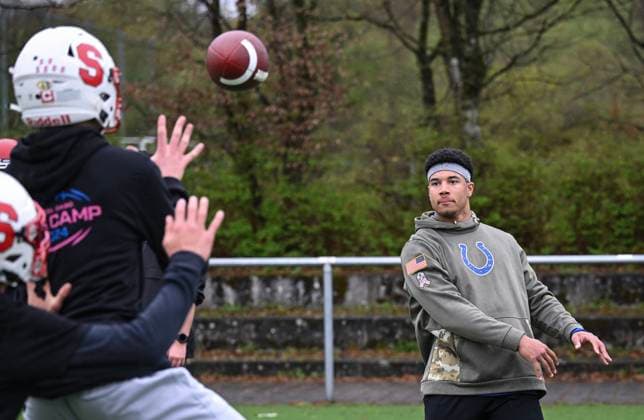 Sport Themen der Woche KW14 Reutlingen 01.04.2024 American Football Camp bei den Reutlingen Eagles mit NFL, American Football Herren, USA Spieler Marcel Dabo (Indianapolis Colts) *** Reutlingen 01 04 2024 American Football Camp at the Reutlingen Eagles with NFL player Marcel Dabo Indianapolis Colts