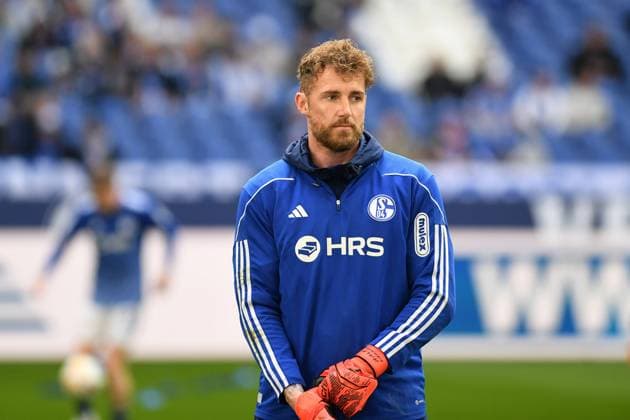 31.03.2024, Gelsenkirchen, Germany, VELTINS-Arena, FC Schalke 04 vs Karlsruher SC - 2. Bundesliga, Torwart Ralf Faehrmann (FC Schalke 04) schaut (Foto Ralf Treese) DFB DFL REGULATIONS PROHIBIT ANY USE OF PHOTOGRAPHS AS IMAGE SEQUENCES AND OR QUASI-VIDEO. Gelsenkirchen VELTINS-Arena North Rhine-Westphalia Germany *** 31 03 2024, Gelsenkirchen, Germany, VELTINS Arena, FC Schalke 04 vs Karlsruher SC 2 Bundesliga, Goalkeeper Ralf Faehrmann FC Schalke 04 looks photo Ralf Treese DFB DFL REGULATIONS PROHIBIT ANY USE OF PHOTOGRAPHS AS IMAGE SEQUENCES AND OR QUASI VIDEO Gelsenkirchen VELTINS Arena North Rhine Westphalia Germany 521_S04KSC20240331_049 Treese-521