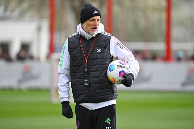 Sport Themen der Woche KW14 Sport Bilder des Tages Trainer Thomas TUCHEL (Bayern Muenchen), Einzelbild,angeschnittenes Einzelmotiv, Halbfigur,halbe Figur. Training FC Bayern Muenchen auf dem Trainingsgelaende an der Saebener Strasse am 02.04.2024 Fussball 1. Bundesliga,Saison 2023 2024 *** Coach Thomas TUCHEL Bayern Muenchen, single picture, cropped single motif, half figure, half figure training FC Bayern Muenchen on the training ground at Saebener Strasse on 02 04 2024 Soccer 1 Bundesliga, season 2023 2024