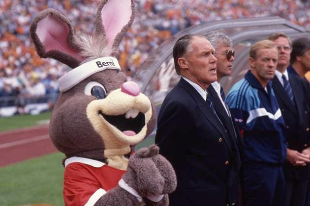 Rinus MICHELS, Nationaltrainer der Niederlande, Bondscoach, neben Maskottchen BERNI, Fussball EM Europameisterschaft 1988 in Deutschland, Finale, Holland (Niederlande) - UdSSR 2:0 am 25.06.1988 in Muenchen; Â *** Rinus MICHELS, national coach of the Netherlands, Bondscoach, next to mascot BERNI, European Football Championship 1988 in Germany, Final, Holland Netherlands USSR 2 0 on 25 06 1988 in Munich Â