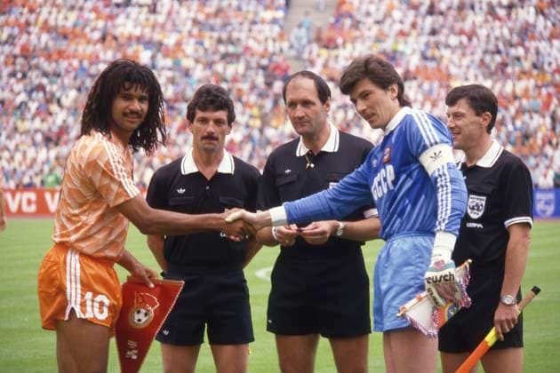 Wimpeltausch der Mannschaftskapitaene vor dem Spiel, v.l. Ruud GULLIT (NED) und Torwart Rinat DASSAIEV (Dasaev) UdSSR, dahinter Schiedsrichter Michel VAUTROT (FRA) Fussball EM Europameisterschaft 1988 in Deutschland, Finale, Holland (Niederlande) - UdSSR 2:0 am 25.06.1988 in Muenchen; Â *** Exchange of pennants between the team captains before the match, from left Ruud GULLIT NED and goalkeeper Rinat DASSAIEV Dasaev USSR, behind him referee Michel VAUTROT FRA European Football Championship 1988 in Germany, Final, Holland Netherlands USSR 2 0 on 25 06 1988 in Munich Â