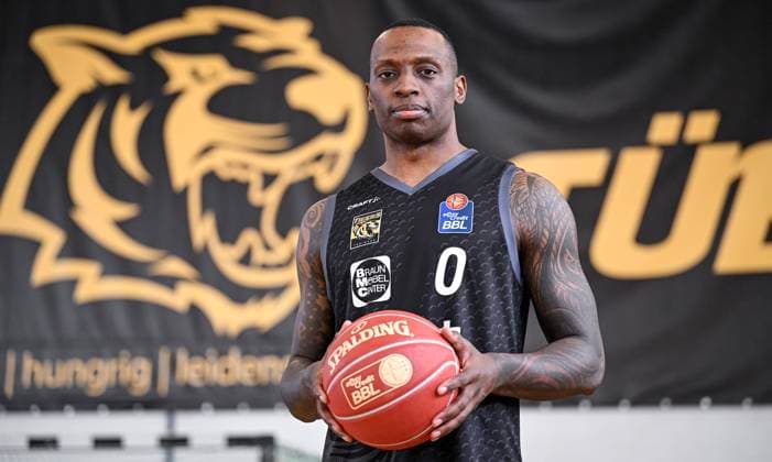 Sport Themen der Woche KW14 Sport Bilder des Tages Basketball 1. Bundesliga 2023 2024 02.04.2024 Tigers Tuebingen Fotoshooting; Neuzugang Frank Gaines *** Basketball 1 Bundesliga 2023 2024 02 04 2024 Tigers Tuebingen photo shoot new signing Frank Gaines