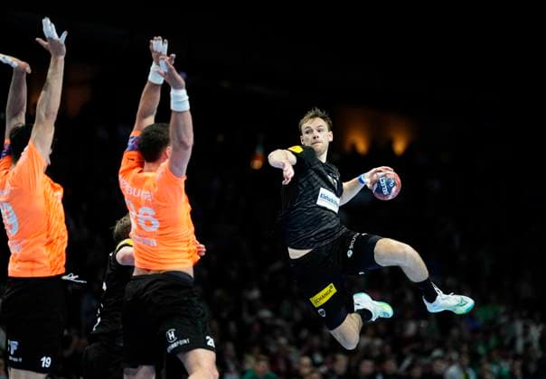 Bilder des Jahres 2024, Sport 04 April Sport Themen der Woche KW14 Sport Bilder des Tages Germany, Berlin, 02.04.2024, Max-Schmeling-Halle, Fuchse Berlin vs Kadetten Schaffhausen - EHF-Pokal, Mathias Gidsel (Fuchse Berlin) controls the ball Berlin Max-Schmeling-Halle Berlin Germany *** Germany, Berlin, 02 04 2024, Max Schmeling Halle, Fuchse Berlin vs Kadetten Schaffhausen EHF Pokal, Mathias Gidsel Fuchse Berlin controls the ball Berlin Max Schmeling Halle Berlin Germany eu-images-659