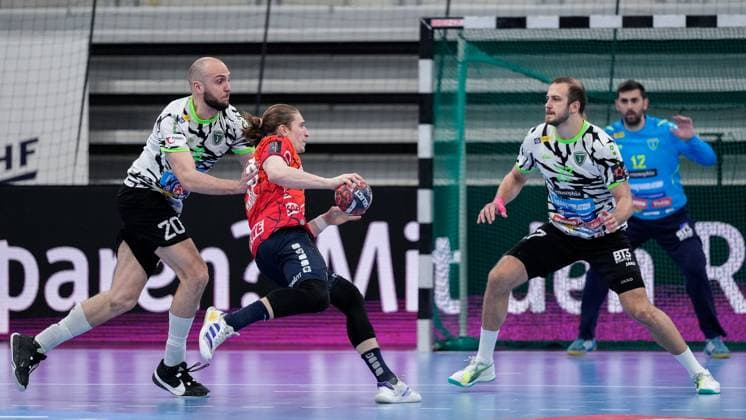 v li Borna Manci Micevic RK Nexe, 20 , Juri Knorr RNL, 10 , Luka Moslavac RK Nexe, 27 , duel, duel scene, duel, tackle, tackling, dynamics, action, action, 02 04 2024, Heidelberg Germany , Handball, EHF European League, Rhein Neckar Löwen RK NEXE Nasice xozx