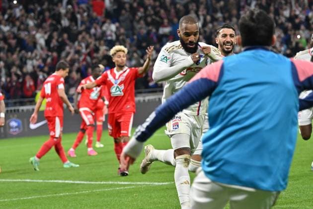 Alexandre Lacazette (lyon) et ses coÃ quipiers FOOTBALL: Olympique Lyonnais vs Valenciennes Football Club - 1 2 Coupe de France - 02 04 2024 FredericChambert Panoramic 