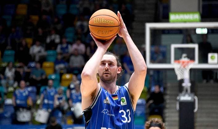 31 03 2024, xokbx, Basketball Pro A Liga, Frankfurt Skyliners UBC Münster emspor, v l Marco Voeller Fraport Skyliners Frankfurt beim Wurf DFL DFB REGULATIONS PROHIBIT ANY USE OF PHOTOGRAPHS as IMAGE SEQUENCES and or QUASI VIDEO Frankfurt am Main