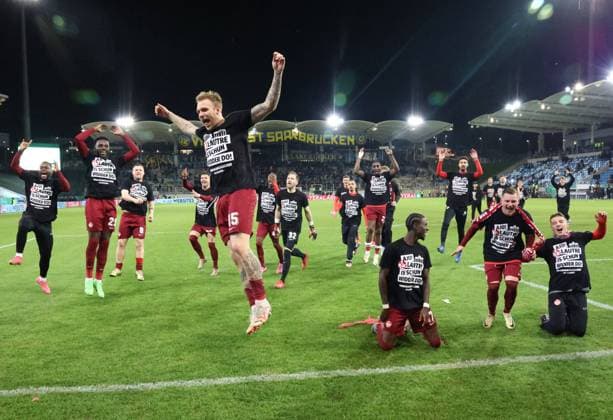 Sport Themen der Woche KW14 Sport Bilder des Tages 02.04.2024, Fussball, Herren, DFB-Pokal, Halbfinale, Saison 2023 2024, 1. FC Saarbrücken - 1. FC Kaiserslautern, Der 1. FC Kaiserslautern feiert den Einzug in das DFB-Pokalfinale Saarbrücken Ludwigsparkstadion Saarland Deutschland (DE) *** 02 04 2024, Football, Men, DFB Cup, Semi-final, Season 2023 2024, 1 FC Saarbrücken 1 FC Kaiserslautern, 1 FC Kaiserslautern celebrates their entry into the DFB Cup final Saarbrücken Ludwigsparkstadion Saarland Germany EN