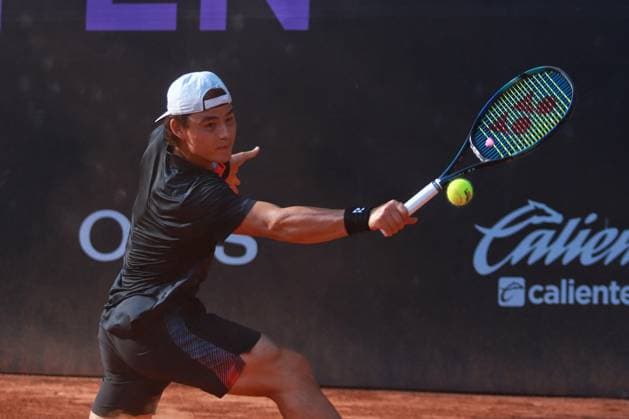 Mexico City Open Apr 2, 2024, Mexico City, Mexico: Gerard Campana Lee (KOR) hits a backhand against Murkel Dellien (BOL) during the Day 3 of the Mexico City Open at Deportivo Chapultepec. on Apr 2, 2024, Mexico City, Mexico. Photo by Carlos Santiago Eyepix Group ABACAPRESS.COM Mexico City Mexico  Copyright: xEyepix ABACAx