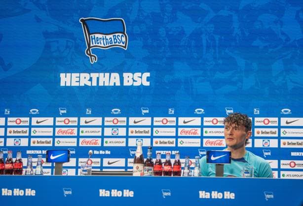 Soccer, Men, Season 2023 2024, 2 Bundesliga, Hertha BSC, Fabian Reese Hertha BSC next to the empty chair of coach Pal Dardai Hertha BSC , 03 04 2024, Copyright: xSebastianxRäppold MatthiasxKochx