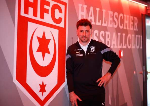 Sport Themen der Woche KW14 Sport Bilder des Tages 030424 Fußball Hallescher FC Halle HFC 3. Liga Männer Saison 2023 2024 Spieltag Pressekonferenz neuer Trainer Vorstellung Stefan Reisinger Trainer (Hallescher FC) *** 030424 Sport Soccer Hallescher FC Halle HFC 3 Liga Men Season 2023 2024 Matchday Press Conference New Coach Presentation Stefan Reisinger Coach Hallescher FC