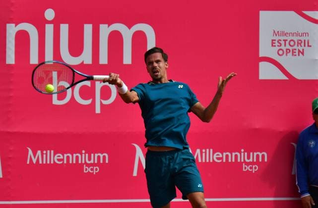 Daniel Altmeier Germany loses in round 1 at the Estoril Open Estoril Open, Portugal, April 3, 2024 Germanys Daniel Altmeier loses to Spains Pedro Martinez in the first round at the Estoril Open in Portugal Estoril Estoril Tennis Club Lisbon Portugal