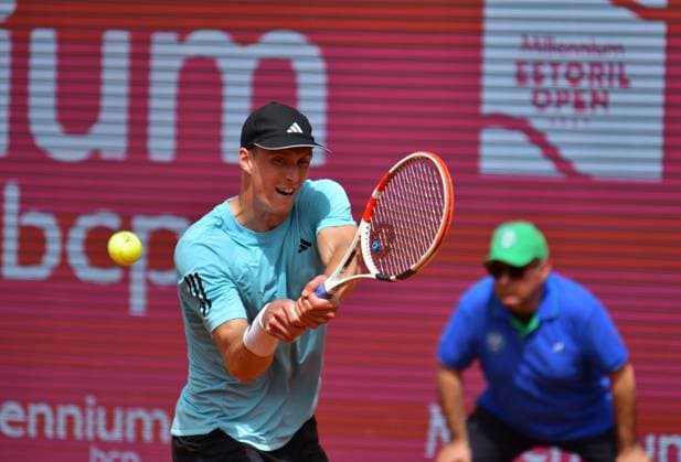 Jan Choinski Great Britain reaches the round of 16 at the Estoril Open Estoril Open, Portugal, April 3, 2024 German Jan Choinski, playing for Great Britain, reaches the round of 16 at the Estoril Open in Portugal Estoril Estoril Tennis Club Lisbon Portugal