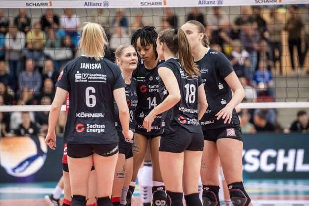 Hester Jasper Dresdner SC, 03 with Team Allianz MTV Stuttgart Dresdner SC, 03 04 2024, Stuttgart SCHARRena , DEU Allianz MTV Stuttgart Dresdner SC, Sport, Volleyball Bundesliga, Frauen, VBL, Saison 2023 24, Play Offs Halbfinale Spiel 1, 03 04 2024, Stuttgart SCHARRena , DEU Stuttgart Copyright: xSandyxDinkelackerx EP_SDR