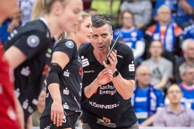Alexander Waibl Dresdner SC, Coach speaks to Hester Jasper Dresdner SC, 03 Allianz MTV Stuttgart Dresdner SC, 03 04 2024, Stuttgart SCHARRena , DEU Allianz MTV Stuttgart Dresdner SC, Sport, Volleyball Bundesliga, Frauen, VBL, Saison 2023 24, Play Offs Halbfinale Spiel 1, 03 04 2024, Stuttgart SCHARRena , DEU Stuttgart Copyright: xSandyxDinkelackerx EP_SDR