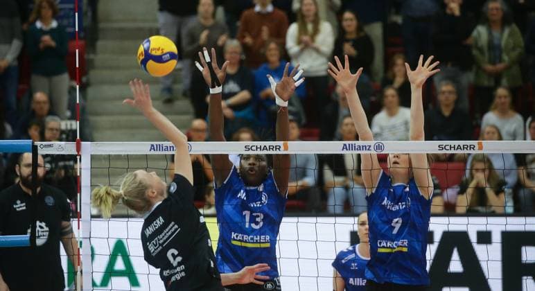 Stuttgart , Volleyball Bundesliga Womens PlayOff Semifinal Game 1, Allianz MTV Stuttgart vs Dresdner SC , from left Jennifer Janiska Dresden Krystal Rivers Eline Timmerman Stgt