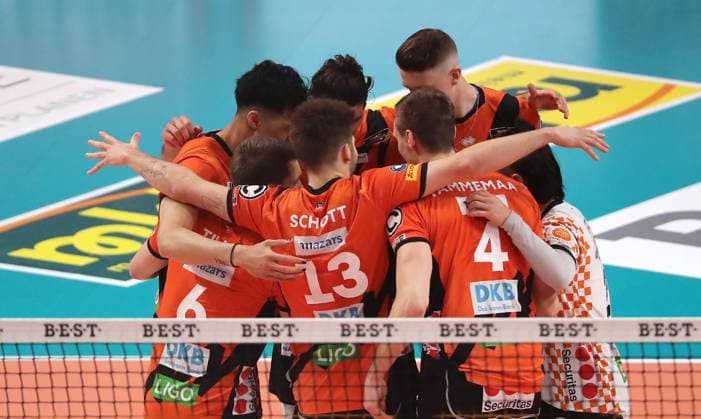 BR Volleys team circle swearing in before the start of the game Ritual Sport Volleyball Bundesliga Men Season 2023 2024 03 04 2024 BR Volleys Berlin BRV vs SVG Lüneburg