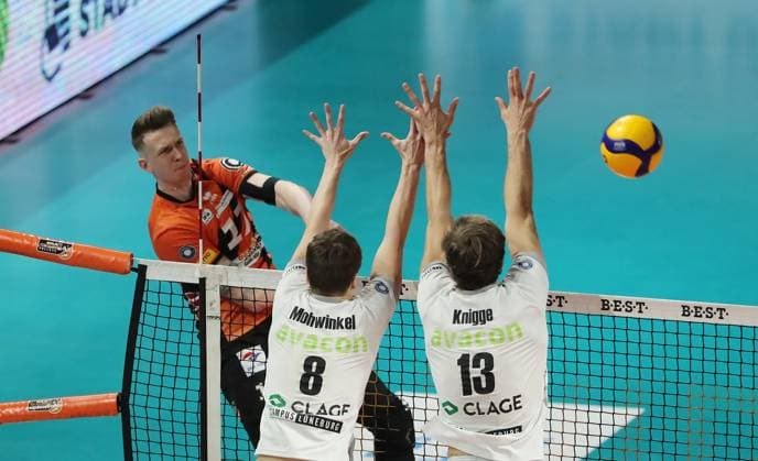 Marek Sotola in attack, Theo Mohwinkel, Matthew Knigge duel Match scene Action Sport Volleyball Bundesliga Men Season 2023 2024 03 04 2024 BR Volleys Berlin BRV vs SVG Lüneburg
