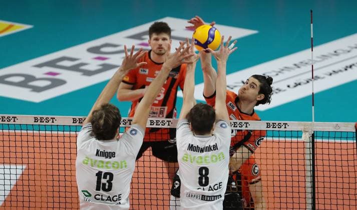 Timothee Carle in attack, Matthew Knigge, Theo Mohwinkel duel Match scene Action Sport Volleyball Bundesliga Men Season 2023 2024 03 04 2024 BR Volleys Berlin BRV vs SVG Lüneburg