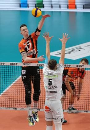 Marek Sotola in attack, Erik Röhrs duel Game scene Action Sport Volleyball Bundesliga Men Season 2023 2024 03 04 2024 BR Volleys Berlin BRV vs SVG Lüneburg