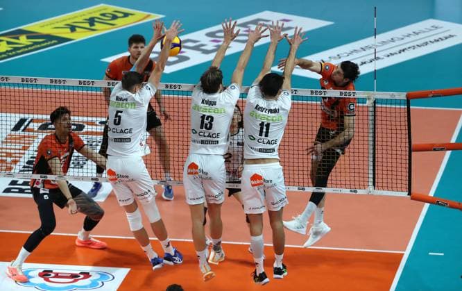re Timothee Carle in attack, Erik Röhrs, Matthew Knigge, Xander Ketrzynski duel Match scene Action Sport Volleyball Bundesliga Men Season 2023 2024 03 04 2024 BR Volleys Berlin BRV vs SVG Lüneburg