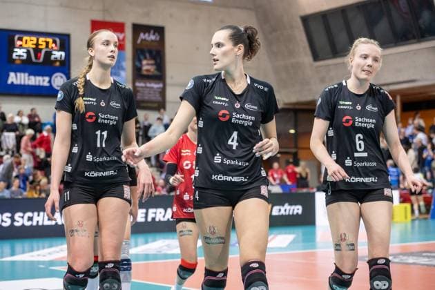 Grace Frohling Dresdner SC, 11 , Nathalie Lemmens Dresdner SC, 04 , Jennifer Janiska Dresdner SC, 06 visibly disappointed Allianz MTV Stuttgart Dresdner SC, 03 04 2024, Stuttgart SCHARRena , DEU Allianz MTV Stuttgart Dresdner SC, Sport, Volleyball Bundesliga, Frauen, VBL, Saison 2023 24, Play Offs Halbfinale Spiel 1, 03 04 2024, Stuttgart SCHARRena , DEU Stuttgart Copyright: xSandyxDinkelackerx EP_SDR