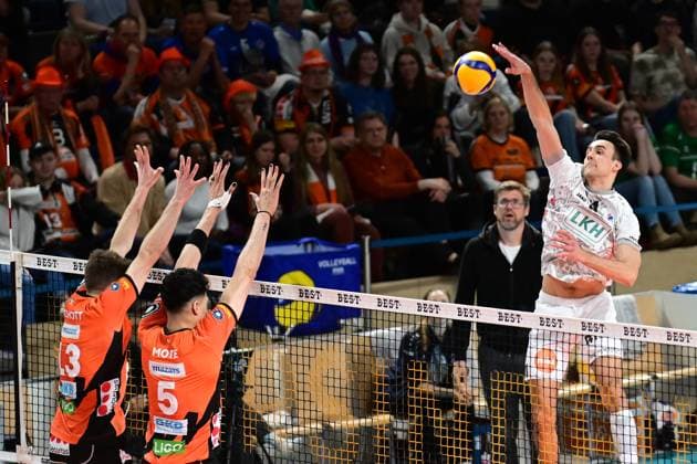 Volleyball I Men I 2023 2024 I Bundesliga I Semi-final match 3 I Berlin Recycling Volleys SVG Lüneburg I 3 4 2024 Xander Wolf Wassenaar Ketrzynski 11, SVG Lüneburg with the outside attack against two-block Ruben Schott 13, Berlin Recycling Volleys and Nehemiah Mote 5, Berlin Recycling Volleys Berlin Max Schmeling Halle Berlin Germany Copyright: xLobeca AndreasxHannigx