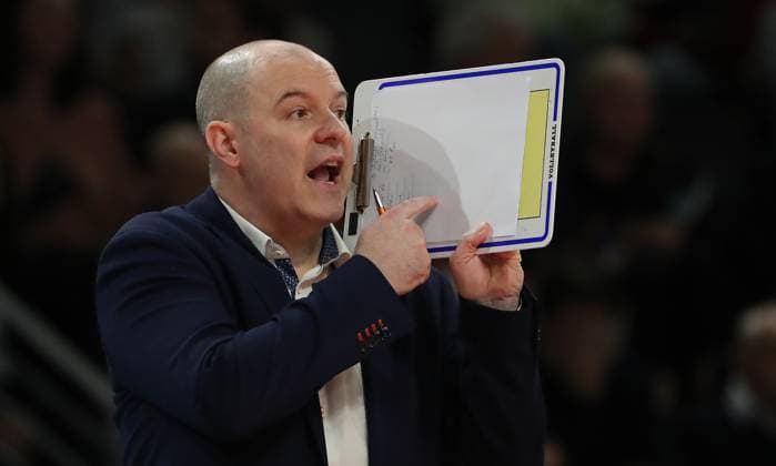 Coach Joel Banks gives instructions Upper body action Sport Volleyball Bundesliga Men Season 2023 2024 03 04 2024 BR Volleys Berlin BRV vs SVG Lüneburg