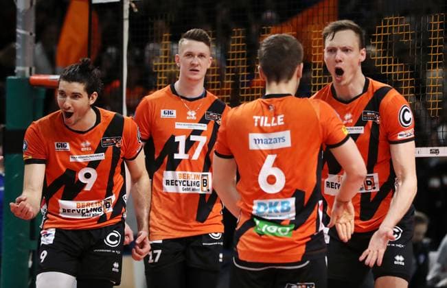 Timothee Carle, Marek Sotola, Johannes Tille, Timo Tammemaa cheer after winning a set Joy Emotion Cheers Sport Volleyball Bundesliga Men Season 2023 2024 03 04 2024 BR Volleys Berlin BRV vs SVG Lüneburg