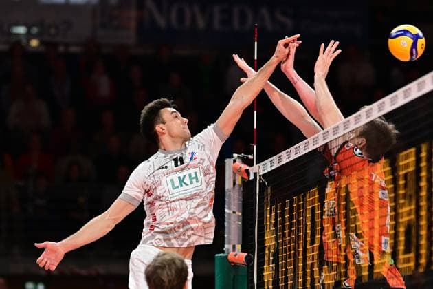 Volleyball I Men I 2023 2024 I Bundesliga I Semifinals Game 3 I Berlin Recycling Volleys SVG Lüneburg I 3 4 2024 Xander Wolf Wassenaar Ketrzynski 11, SVG Lüneburg changes hands and skillfully pushes the ball into the opponents court the Lüneburgers have shaken off the first set loss well Berlin Max Schmeling Halle Berlin Germany Copyright: xLobeca AndreasxHannigx