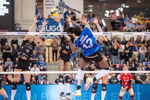 Krystal Rivers Allianz MTV Stuttgart, 13 vs Dresdner Block from Sarah Straube Dresdner SC, 18 and Tia Jimerson Dresdner SC, 14 Allianz MTV Stuttgart Dresdner SC, 03 04 2024, Stuttgart SCHARRena , DEU Allianz MTV Stuttgart Dresdner SC, Sport, Volleyball Bundesliga, Women, VBL, Season 2023 24, Play Offs Semifinal Match 1, 03 04 2024, Stuttgart SCHARRena , DEU Stuttgart Copyright: xSandyxDinkelackerx EP_SDR