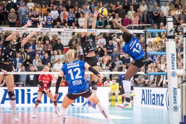 Krystal Rivers Allianz MTV Stuttgart, 13 vs Pia Timmer Dresdner SC, 01 Allianz MTV Stuttgart Dresdner SC, 03 04 2024, Stuttgart SCHARRena , DEU Allianz MTV Stuttgart Dresdner SC, Sport, Volleyball Bundesliga, Frauen, VBL, Saison 2023 24, Play Offs Halbfinale Spiel 1, 03 04 2024, Stuttgart SCHARRena , DEU Stuttgart Copyright: xSandyxDinkelackerx EP_SDR