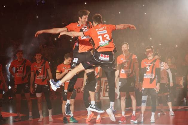 DEU, DVV, 1 VBL, BR Volleys vs Lueneburg, 03 04 2024, Max Schmeling Halle, Berlin, DEU, DVV, 1 VBL, BR Volleys vs Lueneburg, in the picture Tobias Krick BR Volleys 21 , Ruben Schott BR Volleys 13 Photo Juergen Engler nordphoto GmbH nordphotoxGmbHx xEngler nph00076