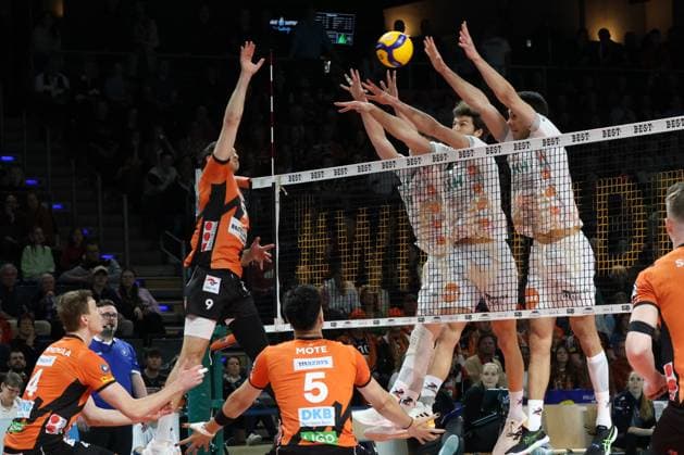 DEU, DVV, 1 VBL, BR Volleys vs Lueneburg, 03 04 2024, Max Schmeling Halle, Berlin, DEU, DVV, 1 VBL, BR Volleys vs Lueneburg, in the picture Timothee Carle BR Volleys 9 , Lueneburg player block Photo Juergen Engler nordphoto GmbH nordphotoxGmbHx xEngler nph00076