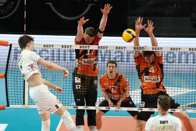 DEU, DVV, 1 VBL, BR Volleys vs Lueneburg, 03 04 2024, Max Schmeling Halle, Berlin, DEU, DVV, 1 VBL, BR Volleys vs Lueneburg, in the picture Marek Sotola BR Volleys 17 , Timo Tammemaa BR Volleys 4 Theo Mohwinkel Lueneburg 8 Photo Juergen Engler nordphoto GmbH nordphotoxGmbHx xEngler nph00076
