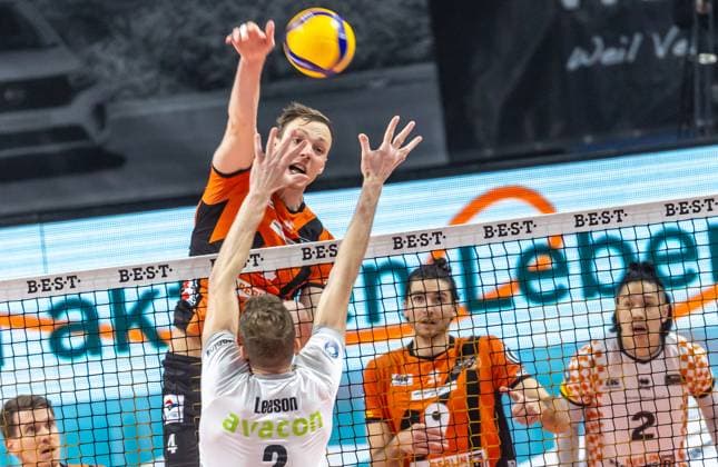 03 04 2024, Berlin, Volleyball 1 Bundesliga, Men, Playoff semi-final, match 3, BR Volleys SVG Lueneburg, Max Schmeling Halle Berlins Timo Tammemaa l plays the ball against Blake Leeson from SVG Lüneburg BR Volleys SVG Lueneburg
