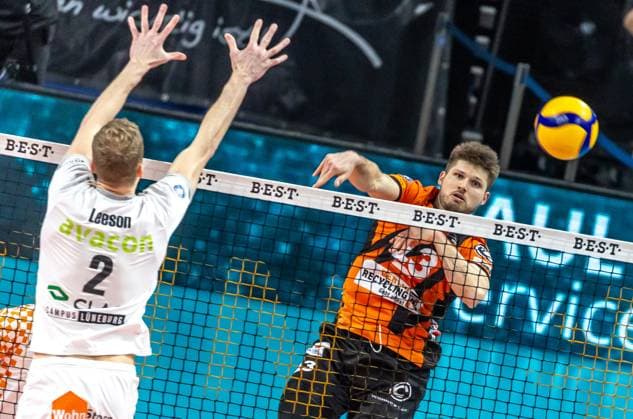 03 04 2024, Berlin, Volleyball 1 Bundesliga, Men, Playoff semi-final, Game 3, BR Volleys SVG Lueneburg, Max Schmeling Halle Berlins Ruben Schott r plays the ball past Blake Leeson of SVG Lüneburg BR Volleys SVG Lueneburg