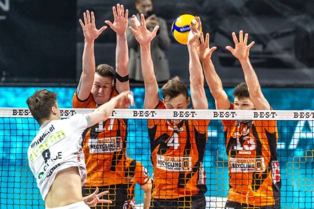 03 04 2024, Berlin, Volleyball 1 Bundesliga, Men, Playoff semi-final, Game 3, BR Volleys SVG Lueneburg, Max Schmeling Halle Theo Mohwinkel l r from SVG Lüneburg plays the ball against Berlins block of Marek Sotola, Timo Tammemaa and Ruben Schott BR Volleys SVG Lueneburg