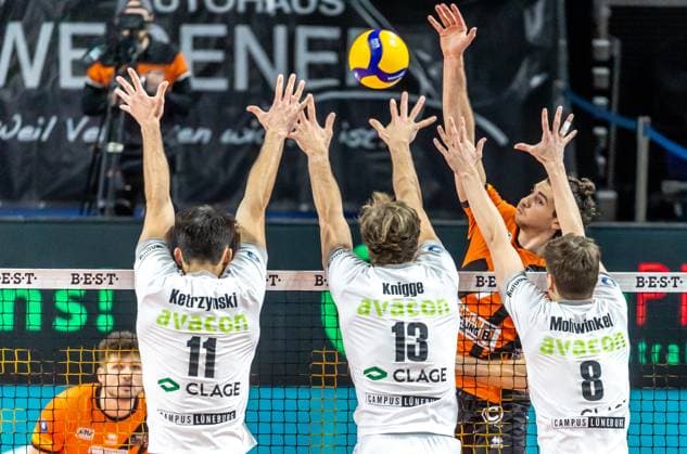 03 04 2024, Berlin, Volleyball 1 Bundesliga, Men, Playoff Semifinal, Game 3, BR Volleys SVG Lueneburg, Max Schmeling Halle Berlins Timothee Carle 2 v r plays the ball against the block from Xander Ketrzynski l , Matthew Knigge and Theo Mohwinkel r from SVG Lüneburg BR Volleys SVG Lueneburg