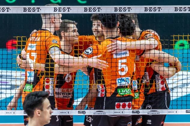 03 04 2024, Berlin, Volleyball 1 Bundesliga, Men, Playoff semi-final, Game 3, BR Volleys SVG Lueneburg, Max Schmeling Halle Berlins players cheer after BR Volleys SVG Lueneburg wins point