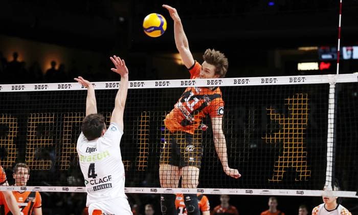 re Cody Kessel in attack, Maxwell Elgert duel Match scene Action Sport Volleyball Bundesliga Men Season 2023 2024 03 04 2024 BR Volleys Berlin BRV vs SVG Lüneburg