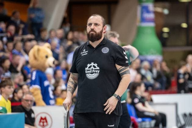 Konstantin Bitter Coach Allianz MTV Stuttgart focused Allianz MTV Stuttgart Dresdner SC, 03 04 2024, Stuttgart SCHARRena , DEU Allianz MTV Stuttgart Dresdner SC, Sport, Volleyball Bundesliga, Frauen, VBL, Saison 2023 24, Play Offs Halbfinale Spiel 1, 03 04 2024, Stuttgart SCHARRena , DEU Stuttgart Copyright: xSandyxDinkelackerx EP_SDR