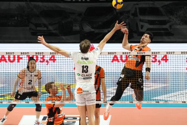 DEU, DVV, 1 VBL, BR Volleys vs Lueneburg, 03 04 2024, Max Schmeling Halle, Berlin, DEU, DVV, 1 VBL, BR Volleys vs Lueneburg, in the picture Neheimjah Mote BR Volleys 5 , Matthew Knigge Lueneburg 13 Photo Juergen Engler nordphoto GmbH nordphotoxGmbHx xEngler nph00076