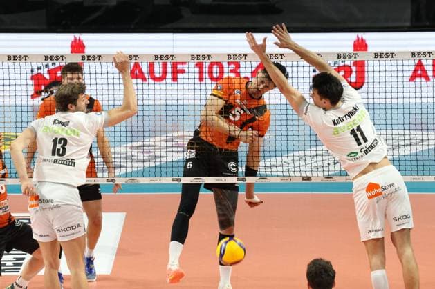 DEU, DVV, 1 VBL, BR Volleys vs Lueneburg, 03 04 2024, Max Schmeling Halle, Berlin, DEU, DVV, 1 VBL, BR Volleys vs Lueneburg, in the picture Neheimjah Mote BR Volleys 5 , Matthew Knigge Lueneburg 13 , Xander Ketrzynski Lueneburg 11 Photo Juergen Engler nordphoto GmbH nordphotoxGmbHx xEngler nph00076