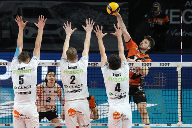 DEU, DVV, 1 VBL, BR Volleys vs Lueneburg, 03 04 2024, Max Schmeling Halle, Berlin, DEU, DVV, 1 VBL, BR Volleys vs Lueneburg, in the picture Ruben Schott BR Volleys 13 , Erik Roehrs Lueneburg 5 , Blake Leeson Lueneburg 2 , Maxwell Elgert Lueneburg 4 Foto Juergen Engler nordphoto GmbH nordphotoxGmbHx xEngler nph00076