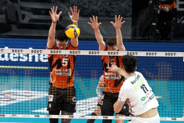 DEU, DVV, 1 VBL, BR Volleys vs Lueneburg, 03 04 2024, Max Schmeling Halle, Berlin, DEU, DVV, 1 VBL, BR Volleys vs Lueneburg, in the picture Neheimjah Mote BR Volleys 5 , Ruben Schott BR Volleys 13 , Xander Ketrzynski Lueneburg 11 Photo Juergen Engler nordphoto GmbH nordphotoxGmbHx xEngler nph00076