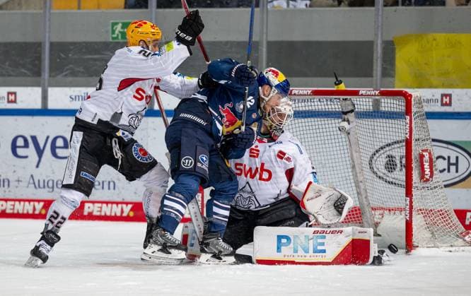 Sport Themen der Woche KW14 Sport Bilder des Tages Vladimir Eminger (Fischtown Pinguins Bremerhaven, 22) verteidigt gegen Ben Smith (EHC Red Bull Muenchen, 12) vor dem Tor von Kristers Gudlevskis (Torwart, Fischtown Pinguins Bremerhaven, 30). EHC Red Bull Muenchen gegen Fischtown Pinguins Bremerhaven, Eishockey, DEL, Playoffs, Halbfinale Spiel 2, Saison 2023 2024, 03.04.2024. EHC Red Bull Muenchen gegen Fischtown Pinguins Bremerhaven, Eishockey, DEL, Playoffs, Halbfinale Spiel 2, Saison 2023 2024, 03.04.2024. Muenchen *** Vladimir Eminger Fischtown Pinguins Bremerhaven, 22 defends against Ben Smith EHC Red Bull Muenchen, 12 in front of the goal of Kristers Gudlevskis goalie, Fischtown Pinguins Bremerhaven, 30 EHC Red Bull Muenchen vs Fischtown Pinguins Bremerhaven, Ice Hockey, DEL, Playoffs, Semifinal Game 2, Season 2023 2024, 03 04 2024 EHC Red Bull Muenchen vs Fischtown Pinguins Bremerhaven, Ice Hockey, DEL, Playoffs, Semifinal Game 2, Season 2023 2024, 03 04 2024 Muenchen Copyright: xEibner-Pressefoto HeikexFeinerx EP_HFR