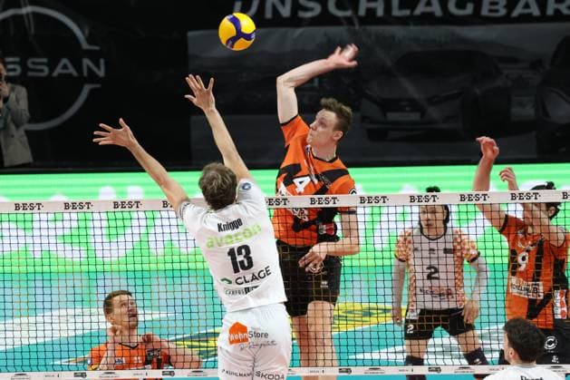 DEU, DVV, 1 VBL, BR Volleys vs Lueneburg, 03 04 2024, Max Schmeling Halle, Berlin, DEU, DVV, 1 VBL, BR Volleys vs Lueneburg, in the picture Timo Tammemaa BR Volleys 4 , Matthew Knigge Lueneburg 13 Photo Juergen Engler nordphoto GmbH nordphotoxGmbHx xEngler nph00076